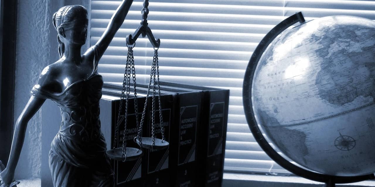 Petite statue en métal d’une femme drapée à l’antique sur un bureau de juriste.