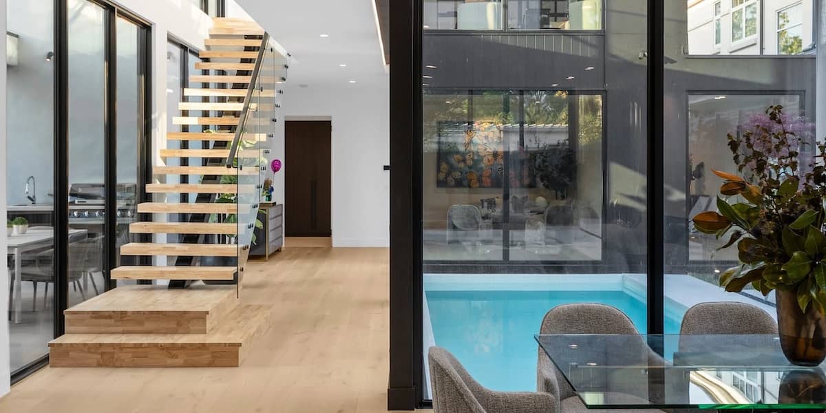 Escalier en bois clair sans contremarches